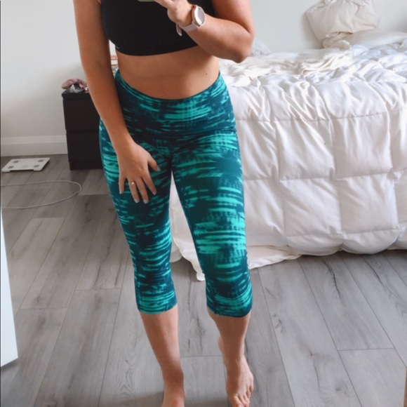 Medium High Rise Reebok Paint Crops - Picture 6 of 14